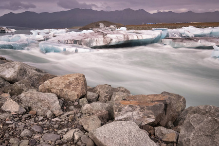 冰岛的约库萨隆冰川泻湖。长曝光拍摄使水和天空如丝般柔滑。长期暴露，冰川，穆迪概念