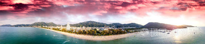 泰国普吉岛鸟瞰图。落日的巴东海滩