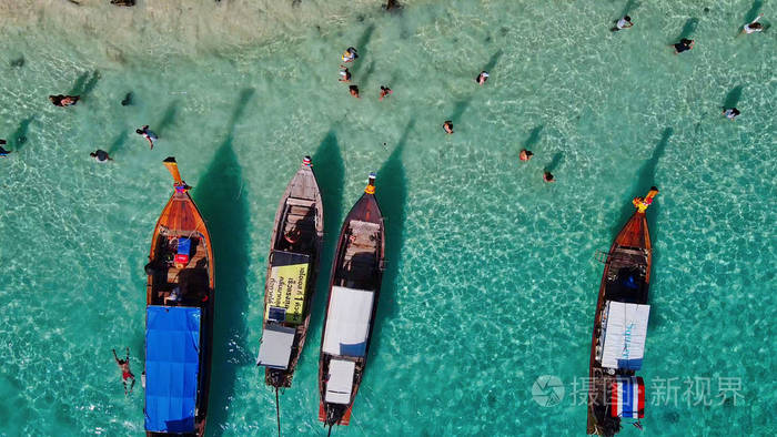 泰国上空的长尾船五颜六色的木船鸟瞰图