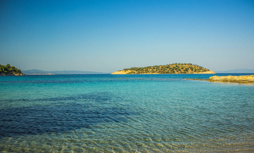 如诗如画的夏日田园风光地中海环礁湖风景区浅水小岛中东优美的自然