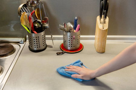 用海绵清洁厨房，做家务和家务