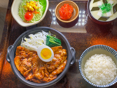 典型的泰国菜，有肉，蛋，米饭和蔬菜，汤