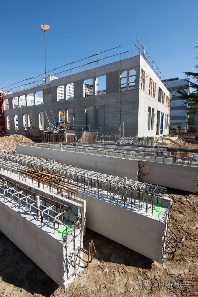 用钢筋混凝土建造现代建筑