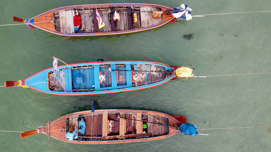 海上漂浮的木船。dr俯视图