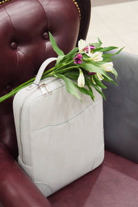 白色女式花朵皮公文包