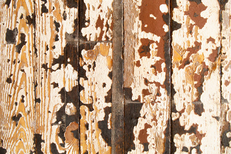 旧棕色油漆剥落的木地板