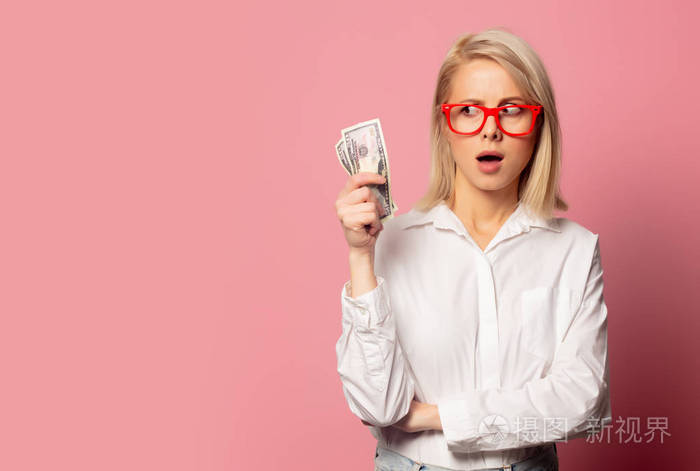戴着眼镜的金发美女拿着美元现金