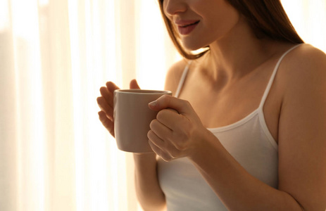 女人 咖啡 唤醒 梦想 伸展 安慰 在室内 房间 卧室 微笑