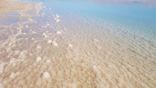 死海海岸线的景色。以色列艾因博克度假村