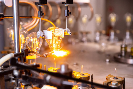 玻璃灯灯泡厂自动车间输送机照片