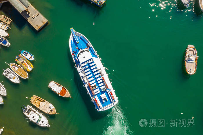 港口的游轮。滨海湾美丽游艇和游艇鸟瞰图