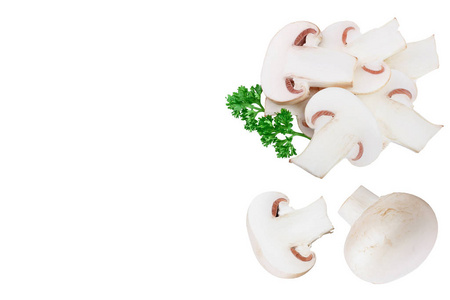 新鲜蘑菇和切片隔离在白色的背景上，为你的文本提供复制空间。俯视图。平躺。