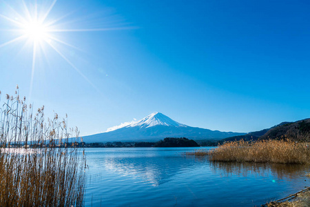 富士山上有川崎湖和蓝天