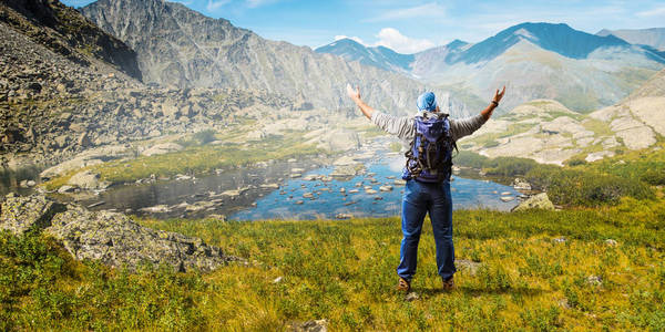 山里的徒步旅行者。混合介质