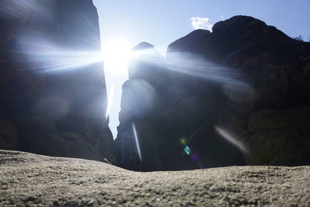 太阳在瑞士撒克逊砂岩地层后面