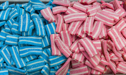 五颜六色鲜亮的嚼糖。彩虹丝带糖果。五颜六色的果冻糖果作为一个明亮的快乐背景。俯视图。糖果背景。