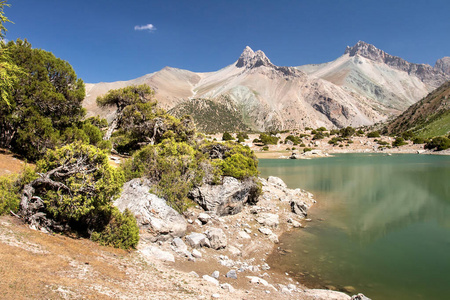 落基山脉中美丽的库利卡隆湖风景