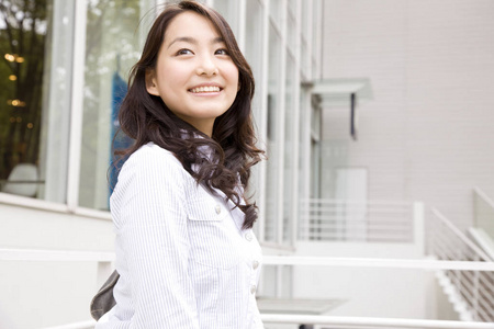 日本人 二十岁 行走 亚洲 人类 女人 购物 步行 肖像