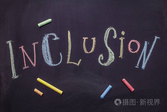 黑黑板上用粉笔写的单词教育理念