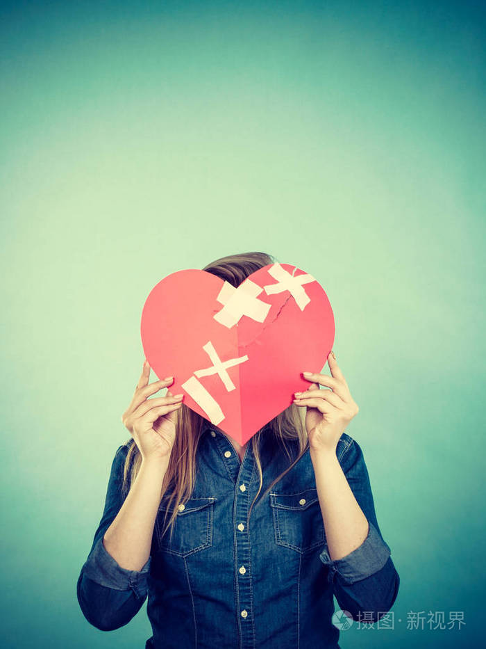 心碎的年轻女子