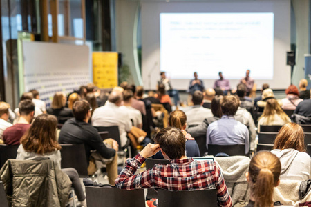 圆桌会议讨论在商务会议和演示文稿五个人站在封闭的白色房间周围,有