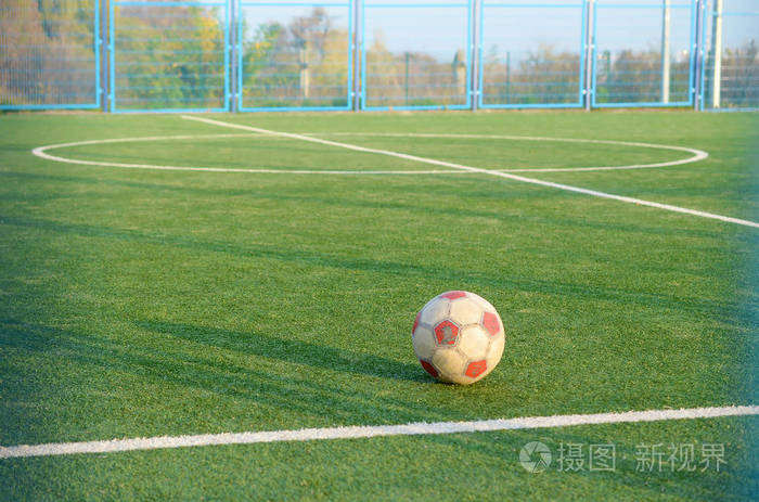 经典足球在室外草地足球场积极的体育运动