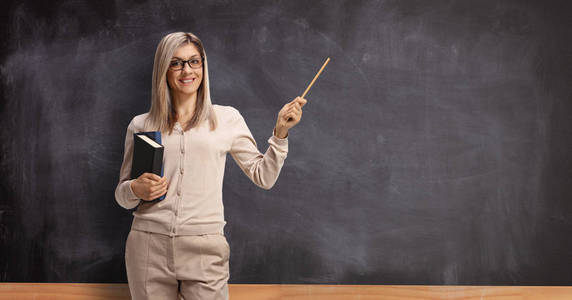 可爱的女人说停在女孩旁边的床上说"爱"