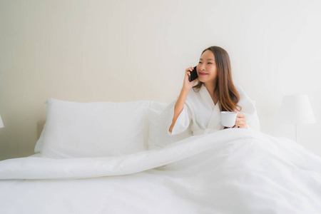 Portrait beautiful young asian women with coffee cup and mobile 