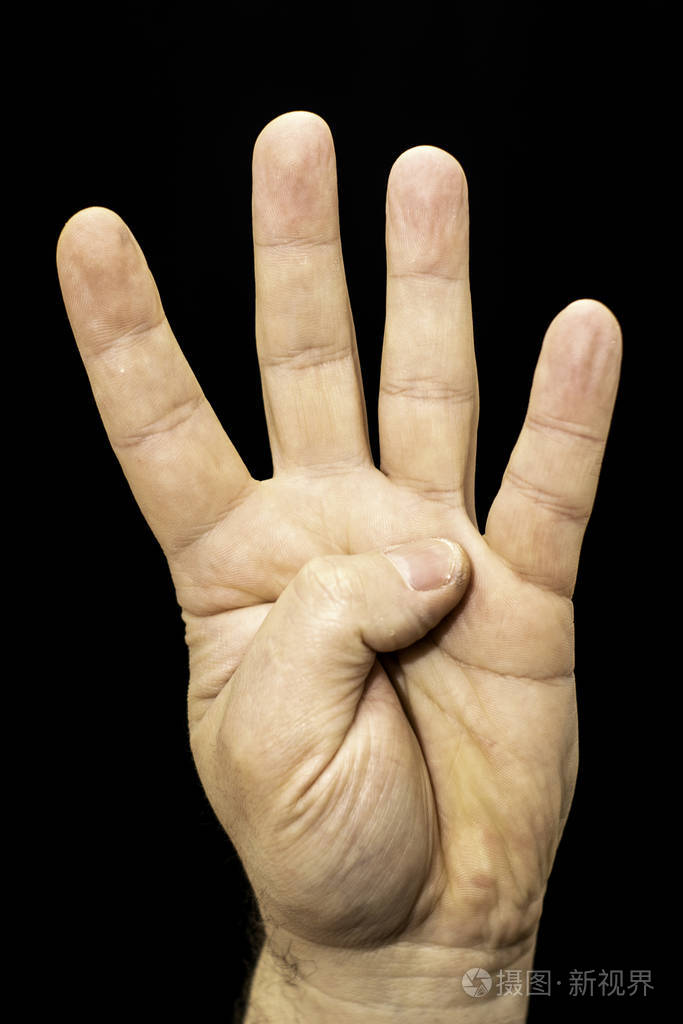 黑色背景上的男性手举起四个手指