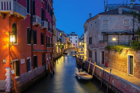 威尼斯夜晚美丽的照片。灯火在威尼斯的运河中迸发出来