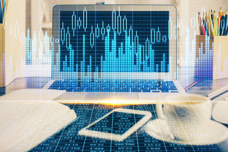 利用计算机对外汇图形和工作空间进行多次曝光。国际网上交易的概念。