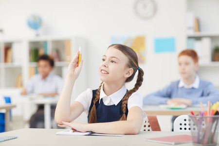 女学生听课图片