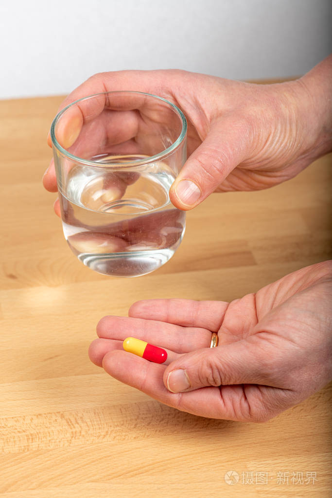 吃药的女人照片-正版商用图片283f48-摄图新视界