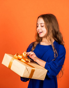 孩子们假期过得愉快。打开圣诞礼物。圣诞节派对气氛。给她的生日礼物。购物后的女孩。节礼日概念。准备好度假了。快乐的孩子拿着大礼盒。