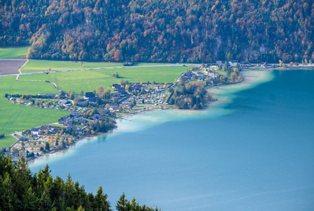 如画的秋天阿尔卑斯山沃尔夫冈塞湖风景从沙阿