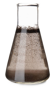 白色背景的一瓶脏水塑料垃圾瓶在水污染.