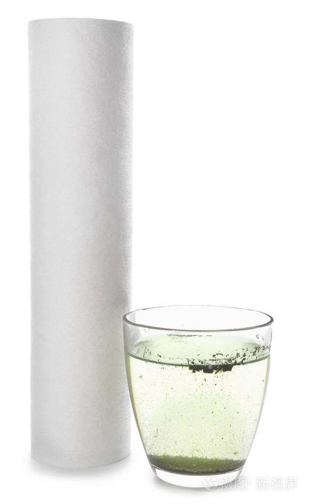 白色背景上的一杯脏水和过滤器