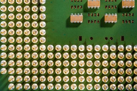 有镀金支架的老式计算机处理器，上面有微电路，俯视图