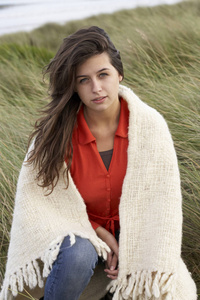 女人 站立 温暖的 复制空间 冬天 外部 二十岁 海滩 毯子