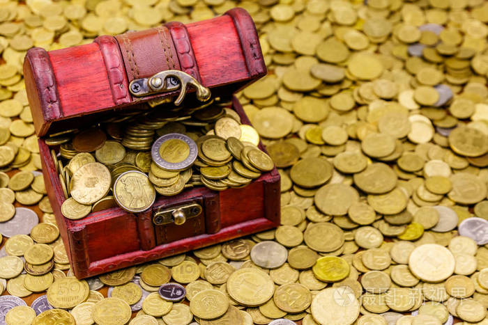古色古香的宝箱里装满了金币背景是金币