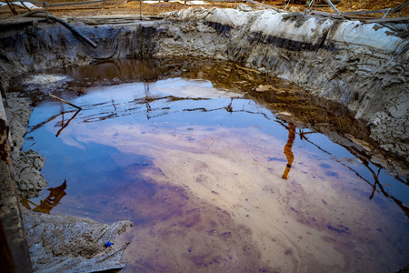 水油污染水中的石油和垃圾污染.浅景深的选择性聚焦.