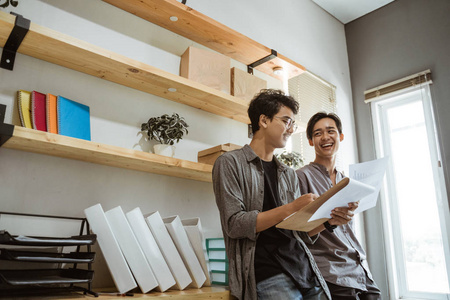 设计师谈论图片