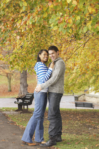 落下 外部 公园 男人 夫妇 年代 微笑 浪漫的 白种人