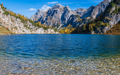 秋高气爽的阿尔卑斯山塔宾卡湖和落基山脉，
