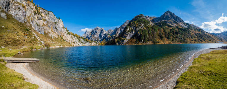 秋高气爽的阿尔卑斯山塔宾卡湖和落基山脉，
