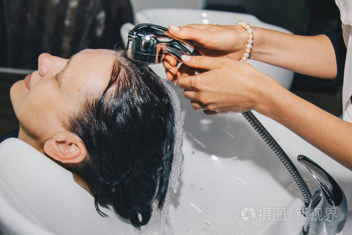 美容护理,发型,时尚,生活方式魅力概念.水滴和洗发水泡沫.