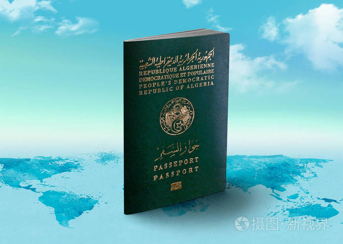 背景为云的阿尔及利亚护照在世界地图上