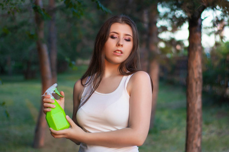 美女往屁股里水图片