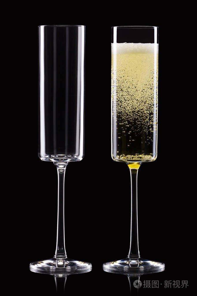 一套空的和满的香槟酒杯隔离在黑色背景上