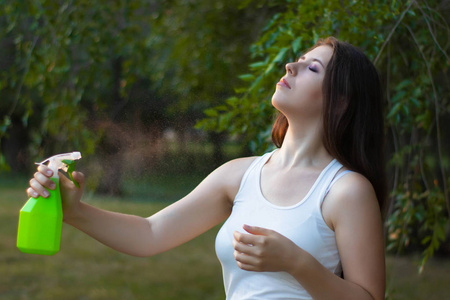 美女往屁股里水图片